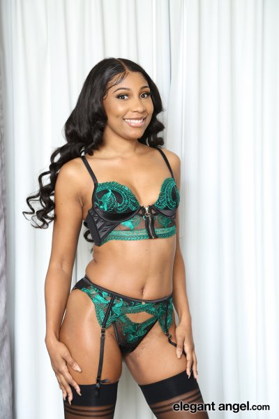 Imagen gratuita de 'Naughty Black Housewives 6' nº 149