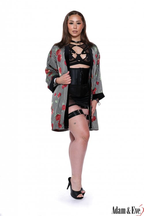 Kinky Girl Desires MILF Edition Gallery Image