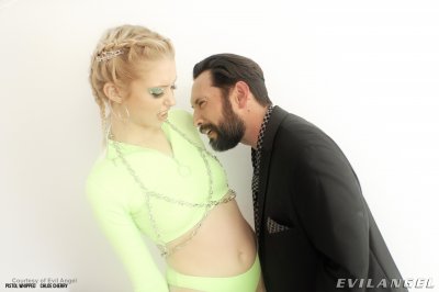 Imagen gratuita de 'Pistol Whipped' nº 1